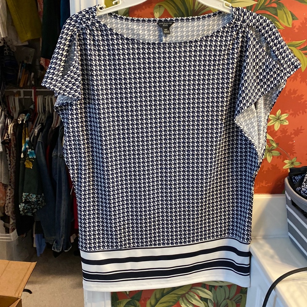 Navy and white Ann Taylor top perfect for spring and summer!